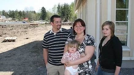 Annika Hägglund Vallgren och Martin Hägglund, med barnen  Jennie Vallgren, 14 år, och Emma Hägglund Vallgren, 17 månader. trivs i sitt nya hus.