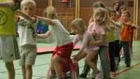 Tuffe-tuffe-tåget går. Minsta barngruppen visar upp sig.