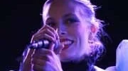 Jenny Wilson har inte så jättemånga låtar att spela på sin Love and youth-turné, och Summer time  the roughest time är en av höjdpunkterna.