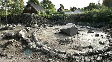 De cirka 14 meter stora stencirklarna runt centrumblocket ett ståtligt intryck.