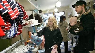 Frida Silén och Gustav Larsson med sonen Olle, fem månader, är på jakt efter en ny vårkollektion vid nyöppnade Modelmini i Östhammar.