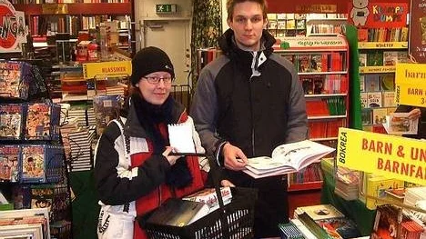 Makarna Monica Möller-Andersson och Emil Andersson fyllde en hel kasse med reaböcker på tisdagsmorgonen.