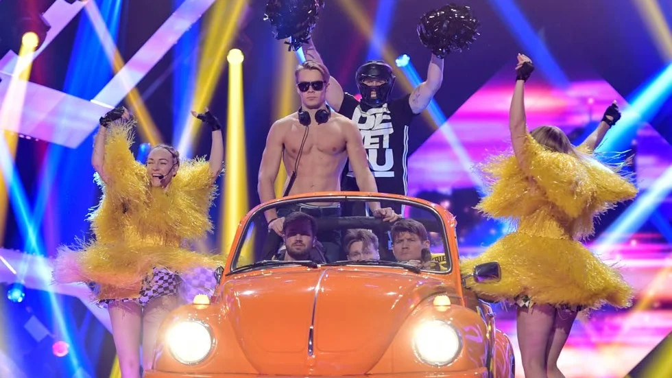 Road trip. Låten med namnet som tog gruppen till andra chansen i Melodifestivalen.