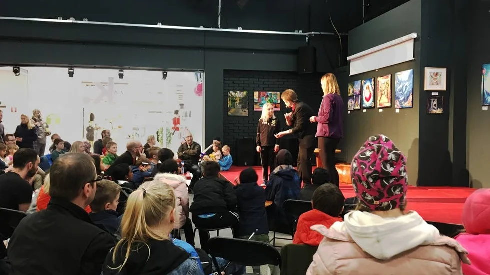 Fokus. Många förundrade blickar i publiken under Tom Stones show i Gottsunda.