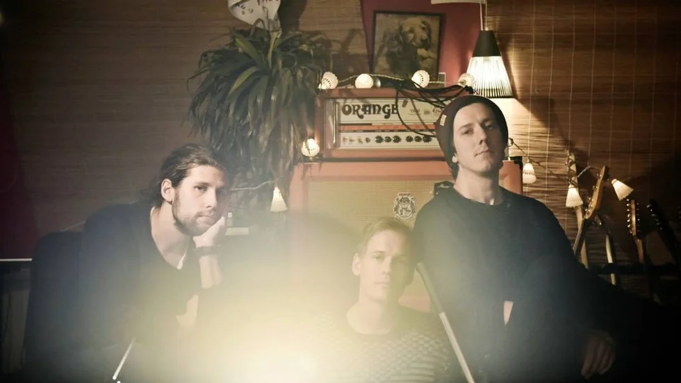 I startgropen. Gustaf Simonsson, Felix Carlsten och gitarrist Mattis Malinen i replokalen i Uppsala. Snart beger de sig ut på vägarna med bandet My heart is a metronome.