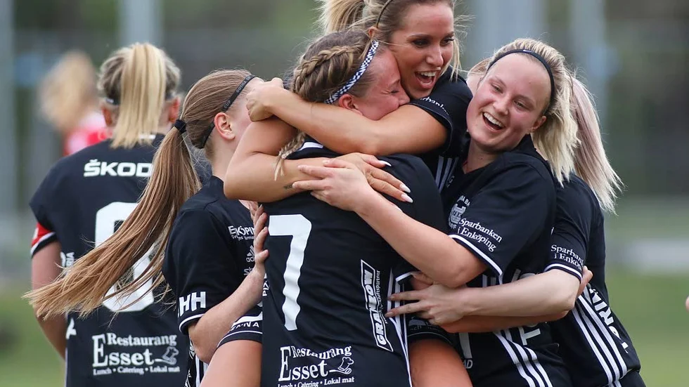 Omklappad. Rebecca Sandbring (nummer 7) blir rejält hyllad av Malin Broberg (i famnen) och Sara Haeger.