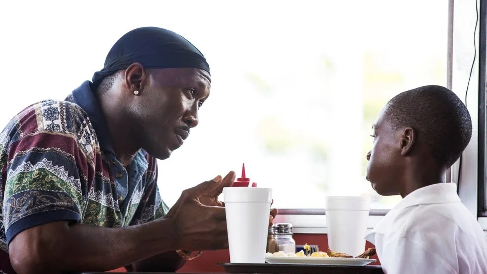 Förebild. Mahershala Ali är Oscarsnominerad för sin roll som droghandlaren Juan i "Moonlight". Här tillsammans med Alex R. Ribbert som Chiron.