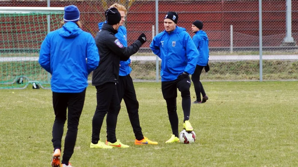 Mittfältsduo. Thomas Lagerlöf instruerar Nicklas Maripuu och Niklas Busch Thor inför matchen mot Utsikten.