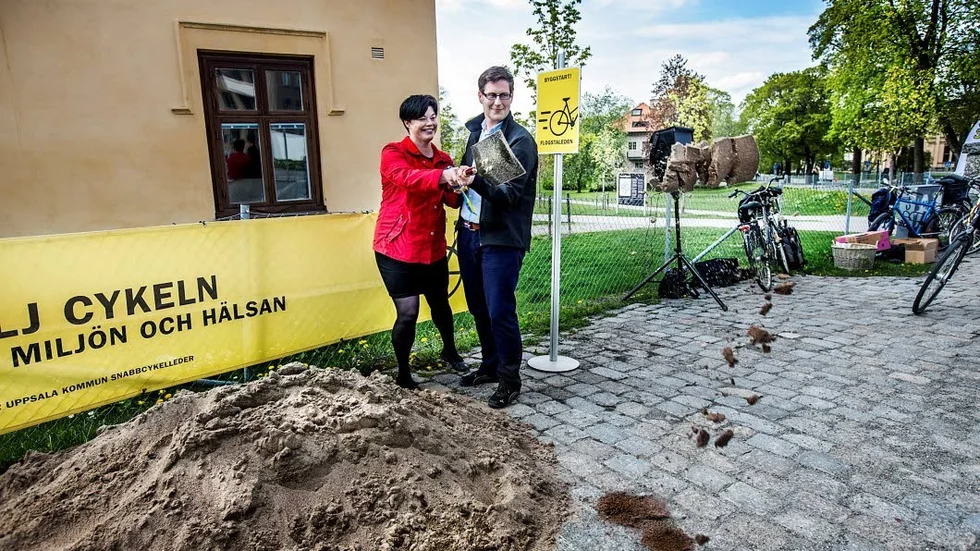 Invigning. Marlene Burwick (S) och Johan Lundqvist (MP) tar ett första spadtag för den fyra kilometer nya cykelleden.