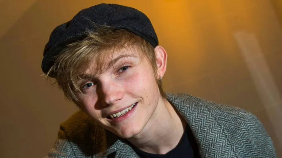 Äldre. Även Ulrik Munther låter årsringarna växa vilket klär honom.