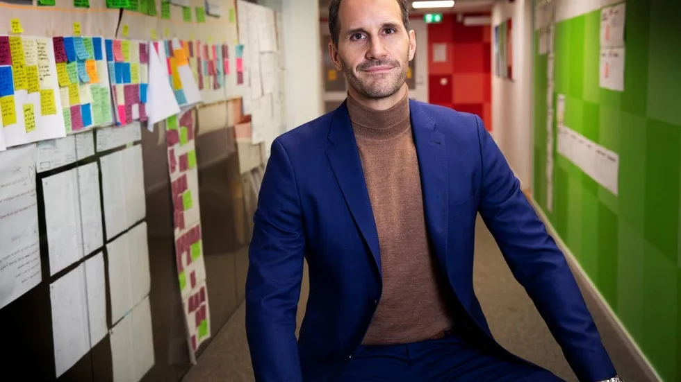 Erik Sandström är uppvuxen i Uppsala men har även bott i Knivsta och Norrtälje de senaste åren.
