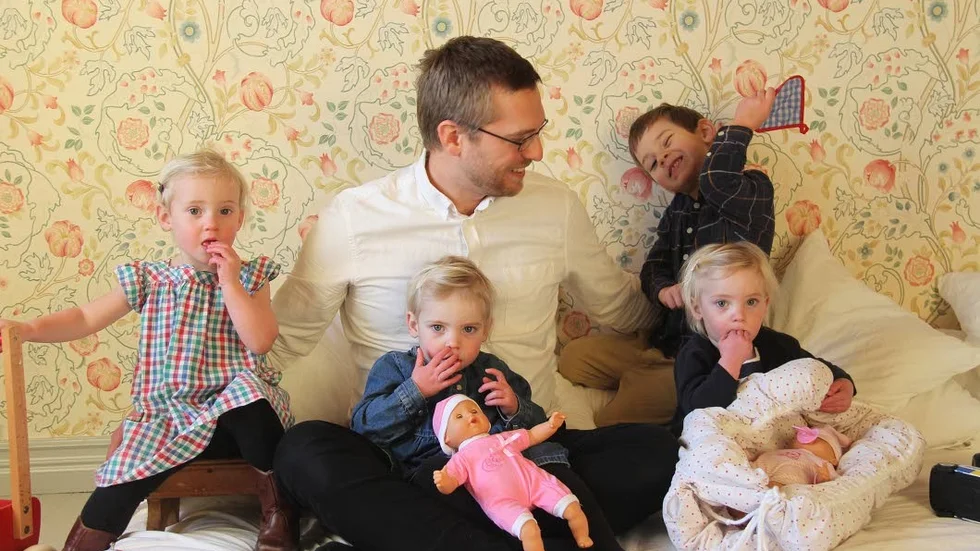 Trillingarna Astrid, Anna och Alma samt storebror Olle håller pappa Björn sysselsatt. "Vi hinner aldrig få tråkigt i den här familjen", säger han.