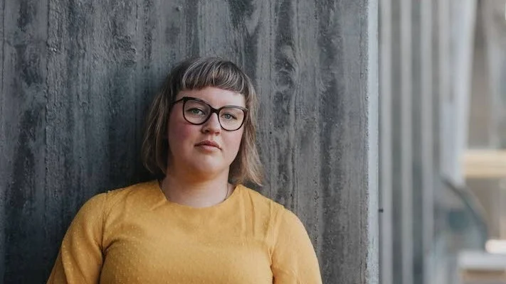 Charlotte Qvandt (född 1983) har tidigare gett ut flera diktsamlingar. "Strålgångar" är hennes romandebut.