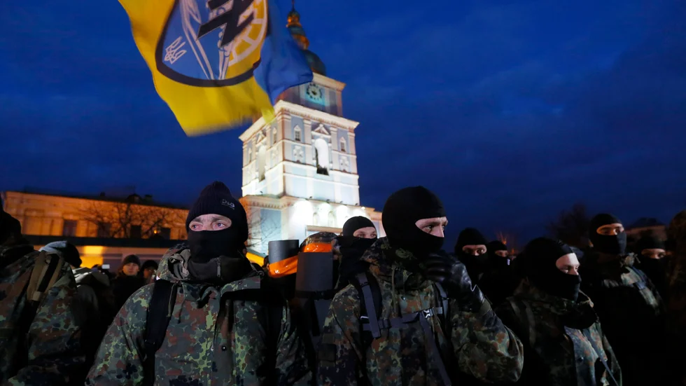 Kiev, 3 januari 2015. Soldater i Azovregementet köar för att svära trohet till Ukraina inför avresa till östra Ukraina.