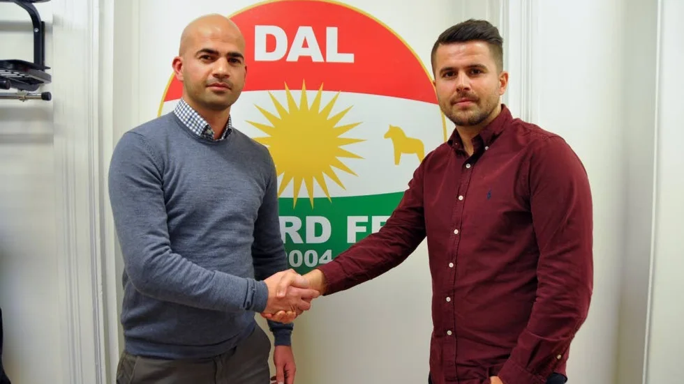 Uppsala-Kurds Jamil Mehho skakar hand med Dalkurds sportchef Adil Kizil.