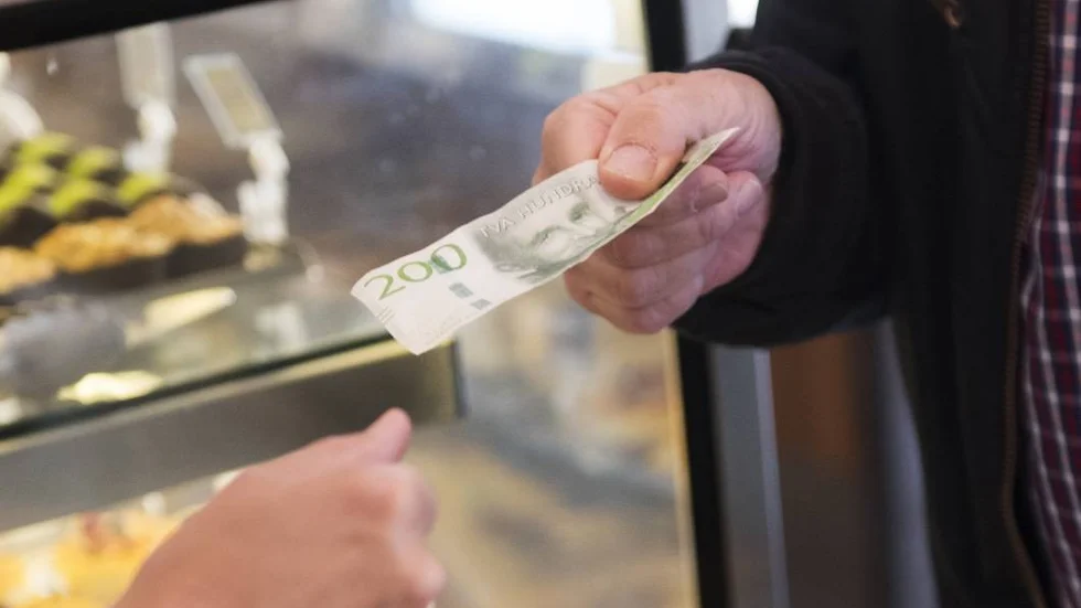 STOCKHOLM 20180831
En man betalar med kontanter i butik
Foto: Fredrik Sandberg / TT / kod 10080