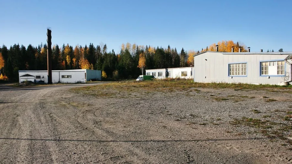 Systemhus bygger Attefallshus i fabrikslokaler utanför Harbo. Enligt fastighetsägaren saknas inbetalningar för deposition och hyra på 170 000 kronor. Företaget hävdar att allt är betalt.