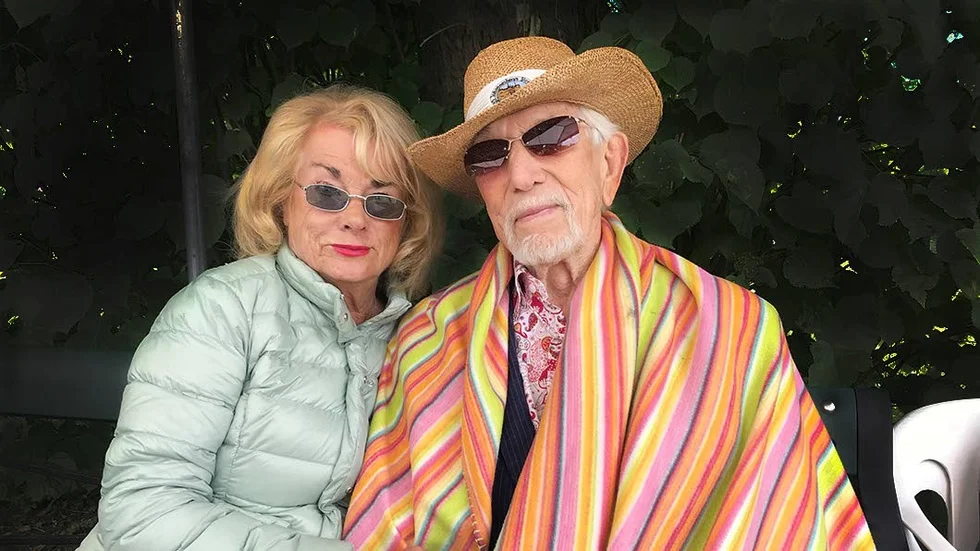 Owe Thörnqvist med sin livskamrat Berit Gullberg. Nu fyller han 90 år och firar 70 år som artist.