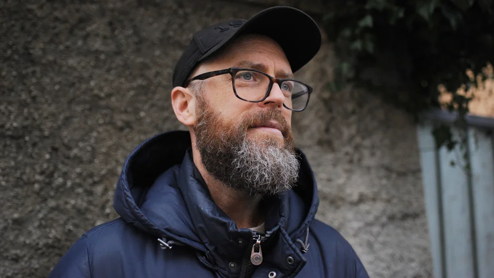 Jani Lohikari är dramatikern som skrivit kritikerrosade teatern "I kroppen min", baserad på Kristian Gidlunds bok med samma namn. Erfarenheten av förlust blev hans ingång till projektet.