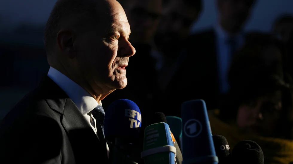 Tysklands förbundskansler Olaf Scholz träffar pressen efter det extrainsatta krismötet om läget kring Ukraina i Paris i måndags.