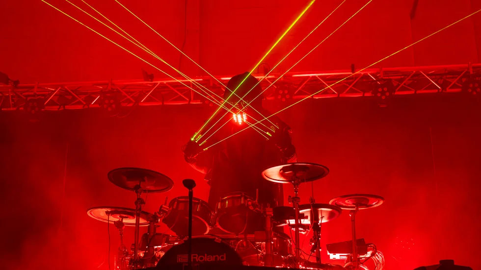 Trummisen Apoc bjöd tillsammans med sitt band Smash Into Pieces på fartfylld musik, häftiga laser, rök och ljuseffekter under sin spelning på Arenan under onsdagskvällen.