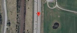 Trafiken påverkas av stillastående personbil på E4 – ett körfält blockerat