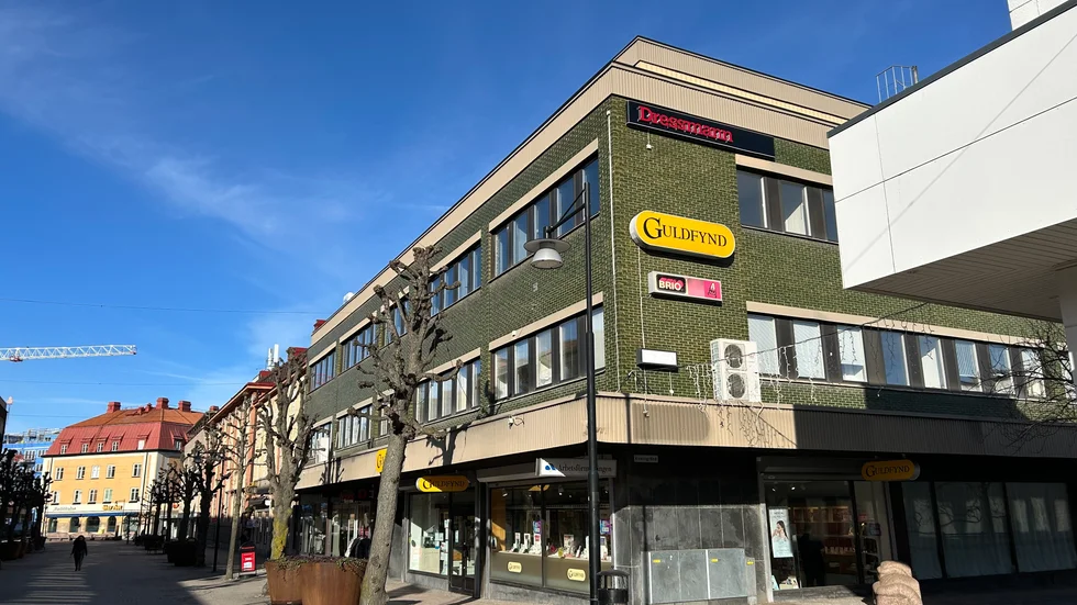 Taket på den gröna fastigheten på Köpmangatan behöver bytas ut eftersom det läcker in. Takbytet ska, om allt går som planerat, vara färdigt om sex veckor. 