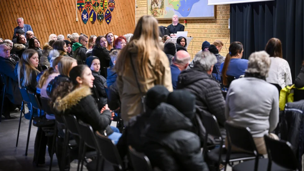 Utbildningsnämndens ordförande Eva Lantz (M) fick ta emot knappa 1 500 namnunderskrifter under en samling i D-skolan. Något som kan ha bidragit till att de nu tänker lyssna på föräldrar och elever innan beslut om ny skolorganisation tas. 