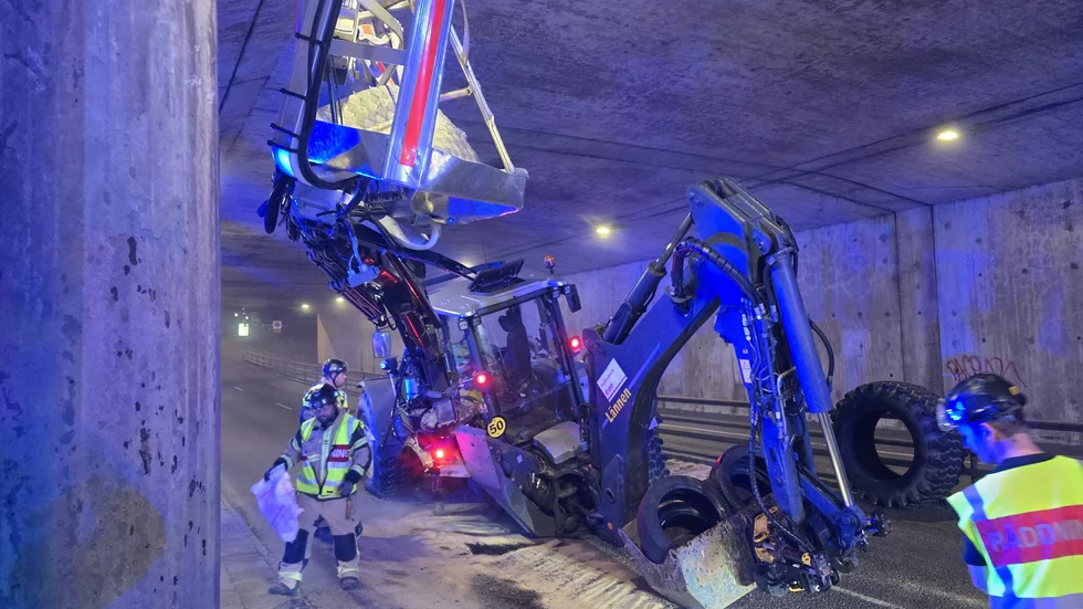 En traktor fastnade i en viadukt på måndagskvällen.