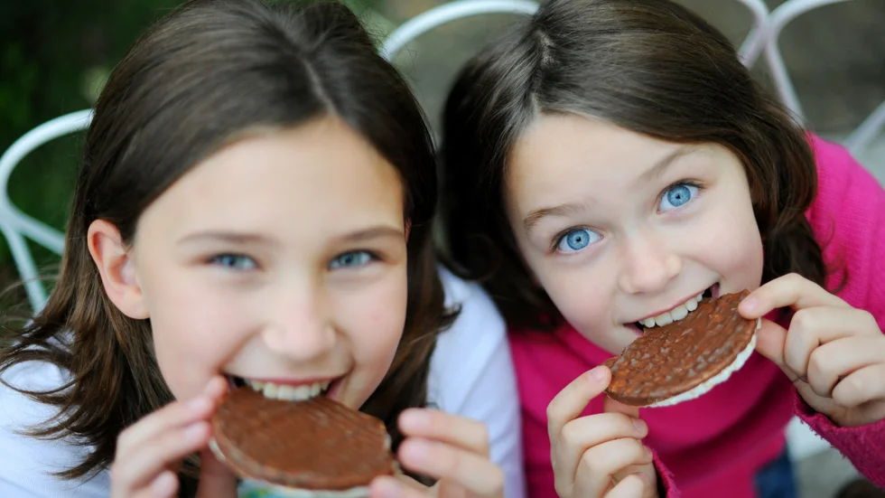 En ny typ av choklad som både smakar och gör gott? Japp, och det är bra för kakaobönders ekonomi.