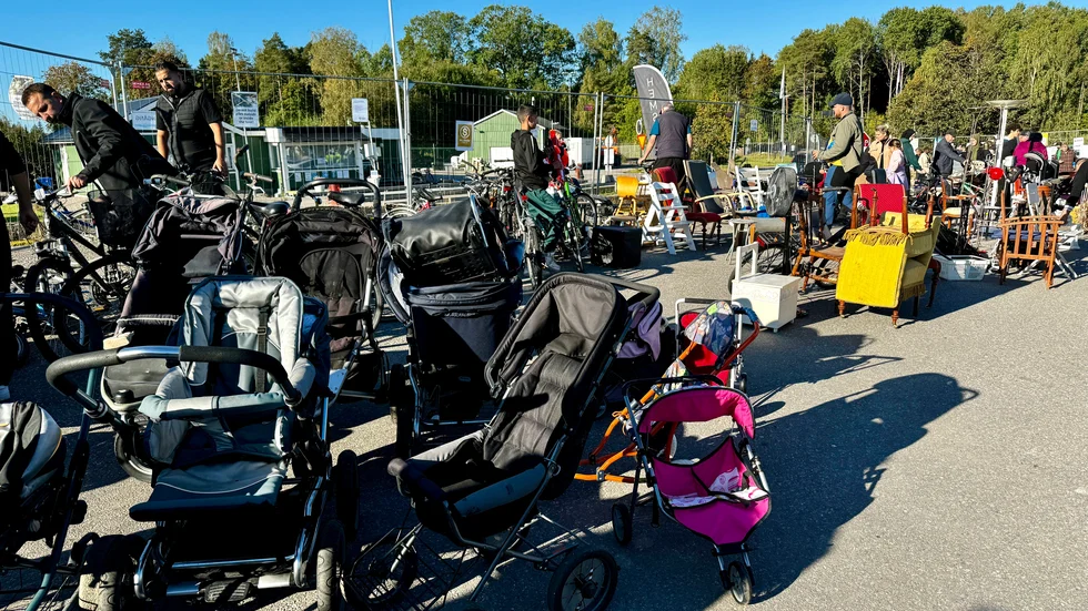 Höstloppis på Vika avfallsanläggning. En hel vagnpark för juniorer.