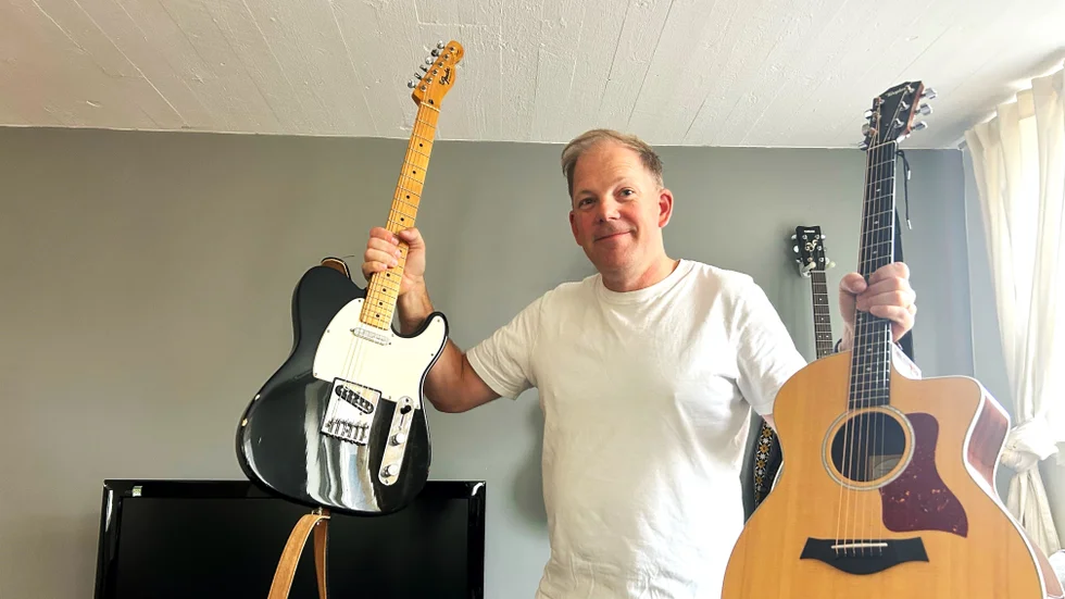 Johan visar upp sina två favoritgitarrer. En Fender telecaster och en akustisk Taylor. Fendern har han köpt spontant medan han väntade på en buss i USA.