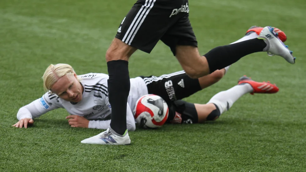 Simon Karlsson hade kaptensbindeln på Framnäs i Lidköping. Det var Karlssons 250:e seriematch för Motala AIF. Men matchen slutade inte bra för Maif som efter en blek insats förlorade division 2-matchen med 2-0.