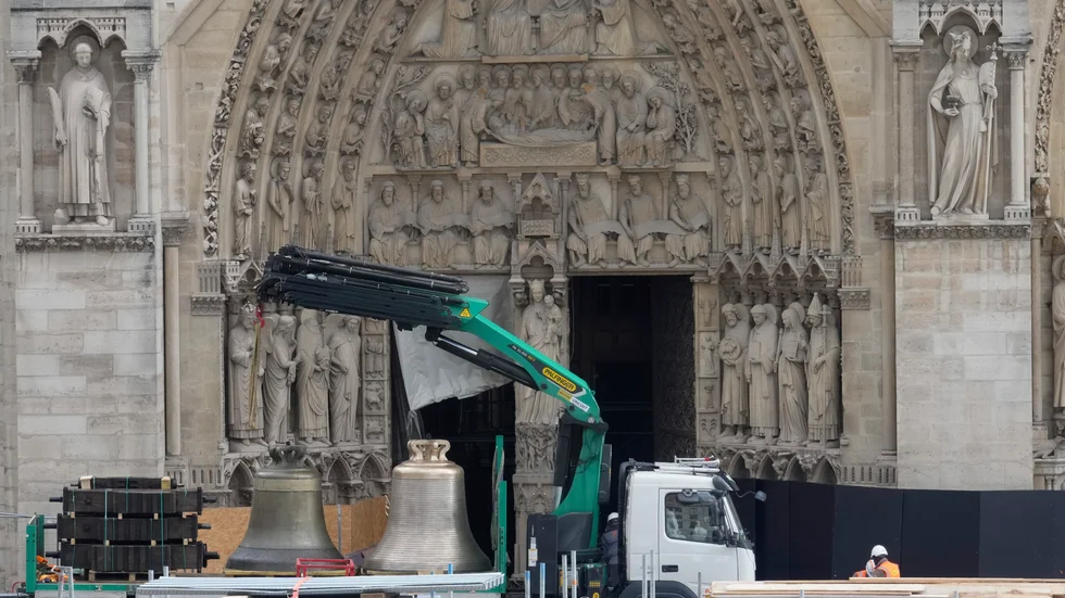 Kyrkklockorna återvänder till Notre-Dame i Paris som eldhärjades svårt 2019. Arkivbild.