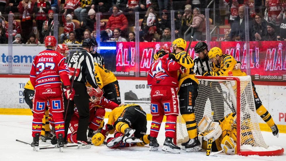 Flera spelare deltog i bråket efter Timrås 3–1 mål. 