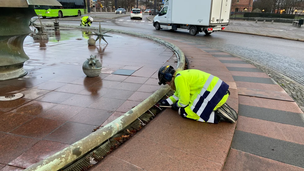 Under torsdagen monterades nya ljusslingor runt fontänen vid Nybron i centrala Eskilstuna.