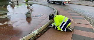 Efter allt strul – här monteras 60 meter belysning