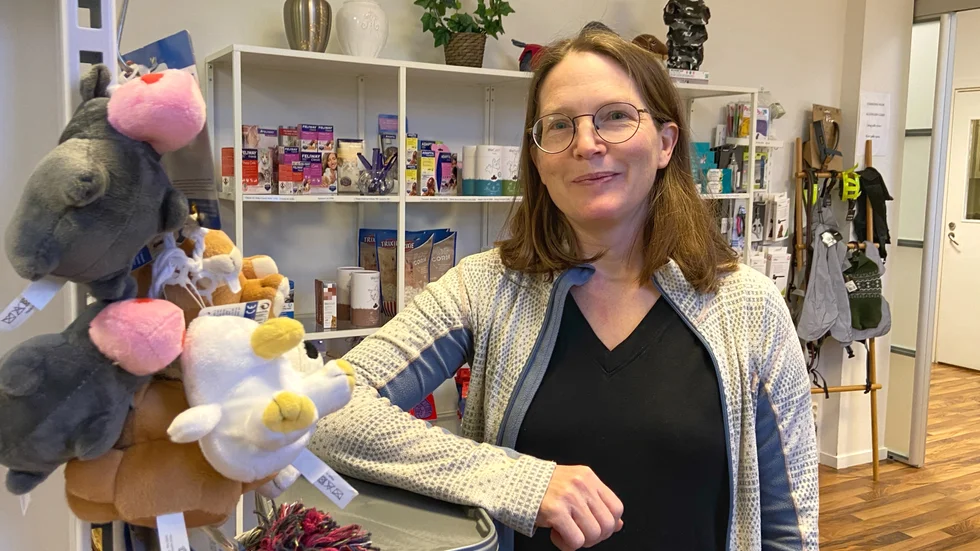 Katarina Sandelin, 47 år och från Köping, blir "den nya veterinären i Stallarholmen" från årsskiftet. Hon hälsar att kunderna kommer att känna igen sig, då hon har för avsikt att driva kliniken vidare i samma personliga anda som Anna Fucik.