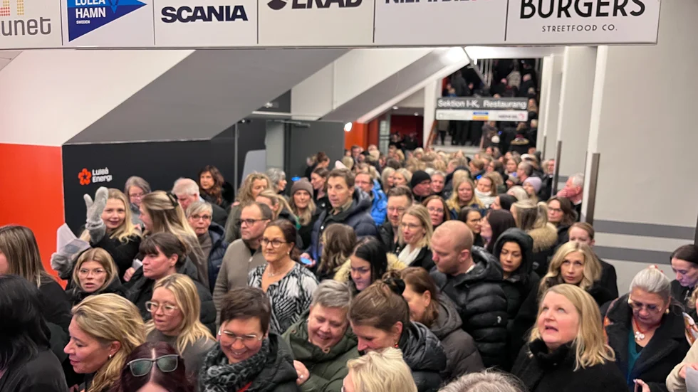Pernilla Wahlgrens show i Luleå fick en lång kö och lång väntan till att börja med.