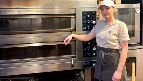 Julia Karlsson på Bageri Hamilton i Vadstena behöver akut hitta en elektriker, annars hotas produktionen till jul.