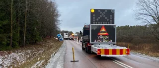 Lastbil i diket – trafikproblem i timmar
