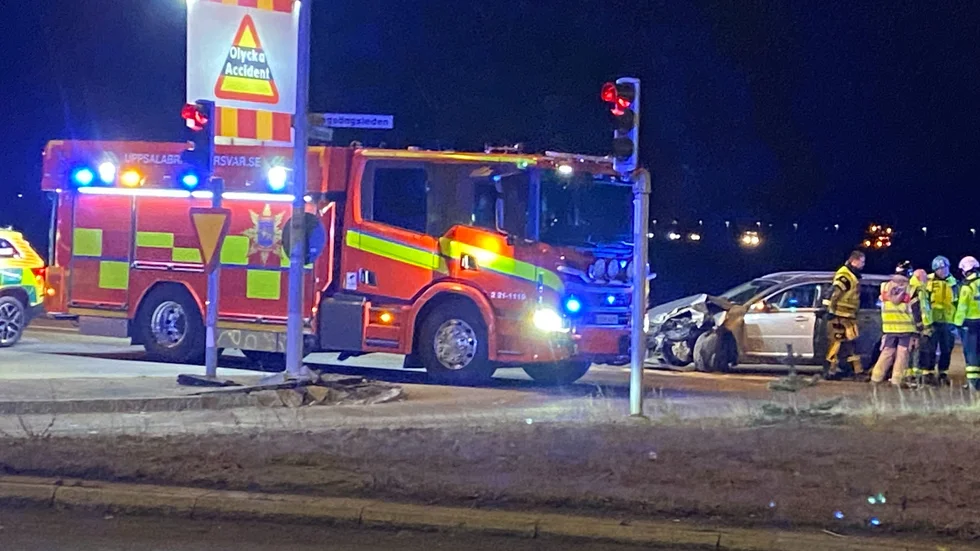 En av de inblandade bilarna är kraftigt demolerad i fronten.