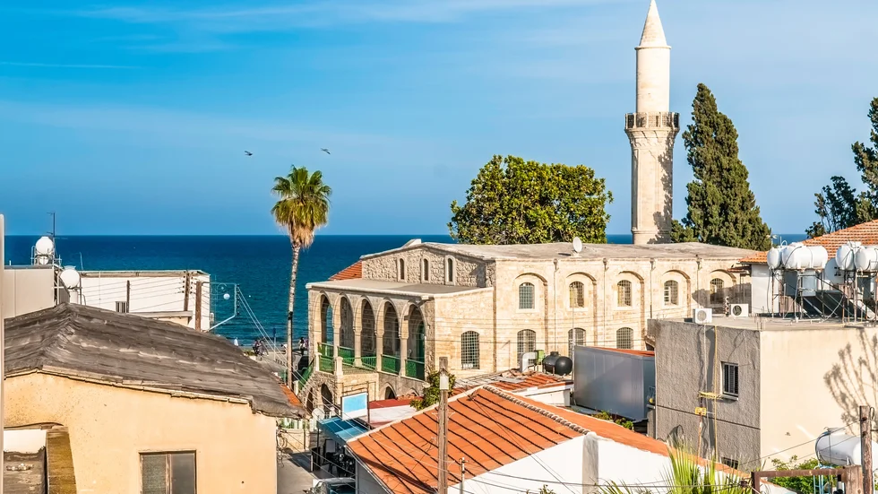 Många svenskar har landat på flygplatsen i semesterparadiset Larnaca. Nu förknippas ön i ett helt annat sammanhang.