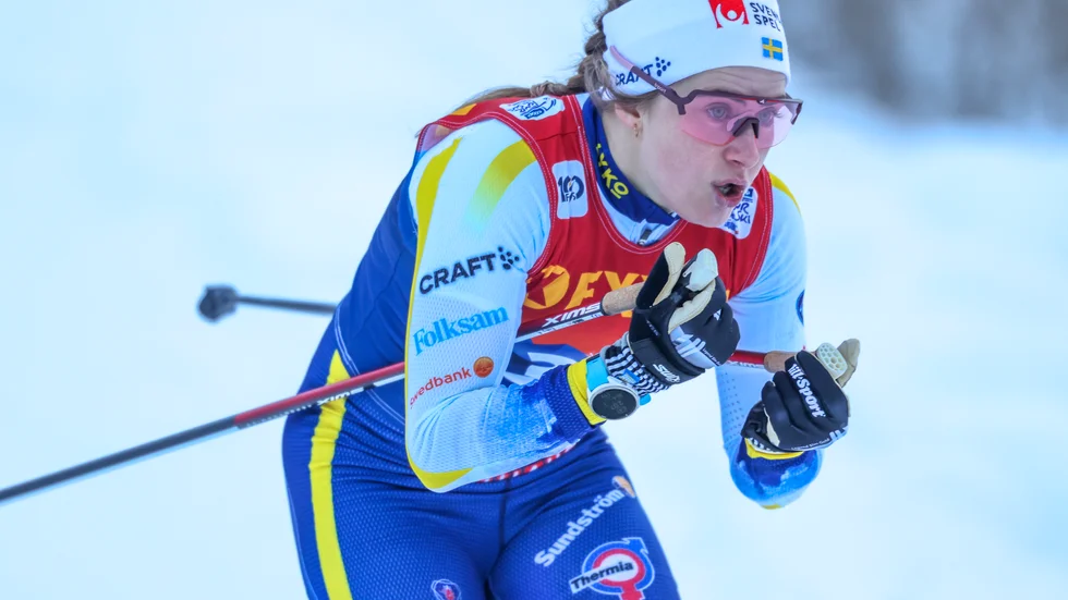 Ebba Andersson under den tredje etappen av Tour de Ski.