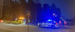 Två bilar i krock – man förd till sjukhus
