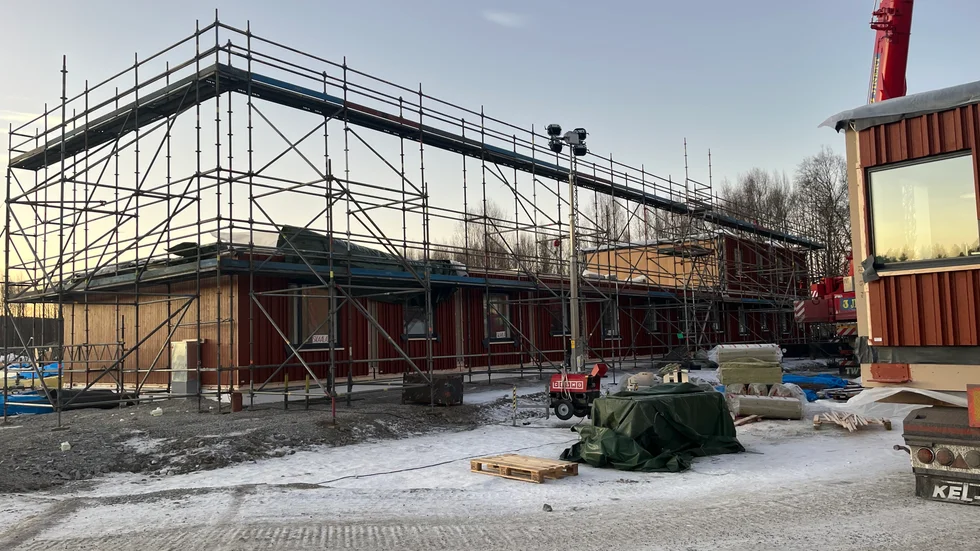 På det gamla industriområdet i Myckle har det första modulhuset kommit på plats, det ska bara få en våning till. 
