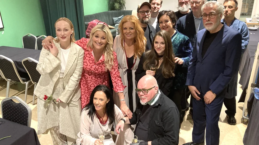 Lättnad efter föreställningen på Cirkus. Längst fram Bittis Jakobsson och Tommy Broström. Bakom dem fem kvinnor: Moonica Mac, Tina Ahlin, Annelie Roswall, Melissa Horn och Babben Larsson. Och sex män: Roger Gustafsson, Oskar Lindström, Anders Kotz, Andreas Matsson, Johan Norberg och Daniel Adams-Ray. Benny Andersson var snabb därifrån.