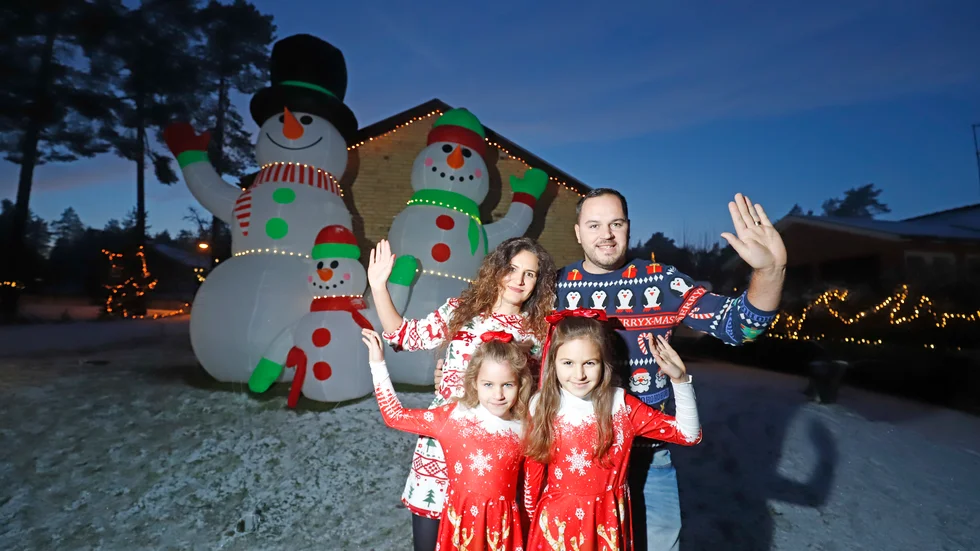 Familjen Catrinescu tar julen på allvar och har pyntat stt hus och trädgård därefter. Mamma Flori, pappa Claudiu och döttrarna Sara och Rebeca önskar, liksom snögubbarna i bakgrunden, ett riktigt gott slut.