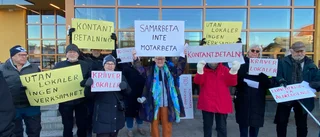 Demonstrationer vid kommunhus: "Ohållbar situation"