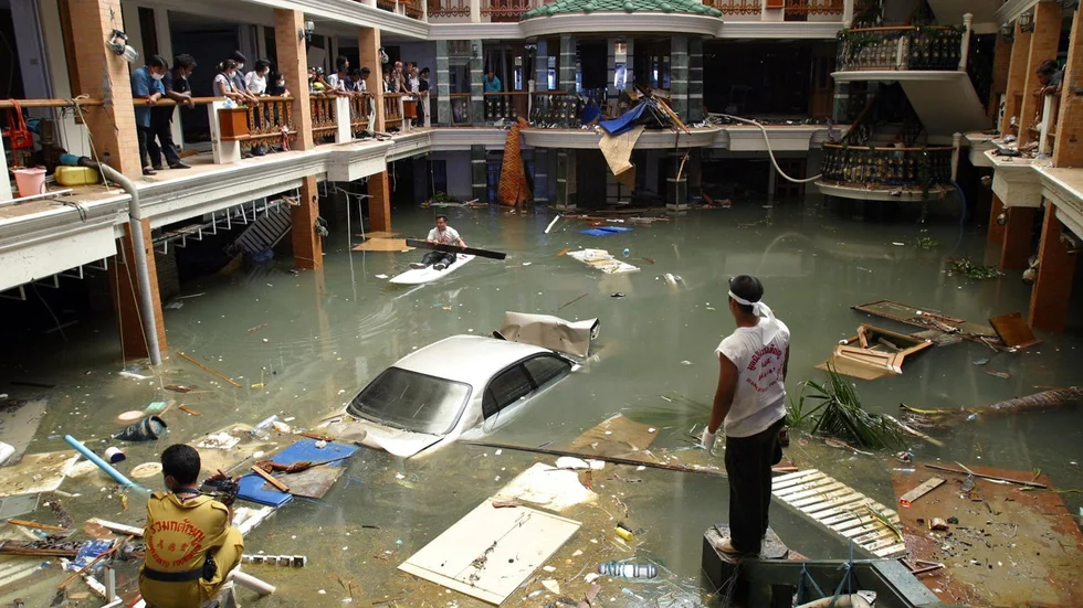 Lobbyn på ett hotell i Phuket i Thailand två dagar efter flodvågskatastrofen som slog mot flera platser i Sydostasien den 26 december 2004.
